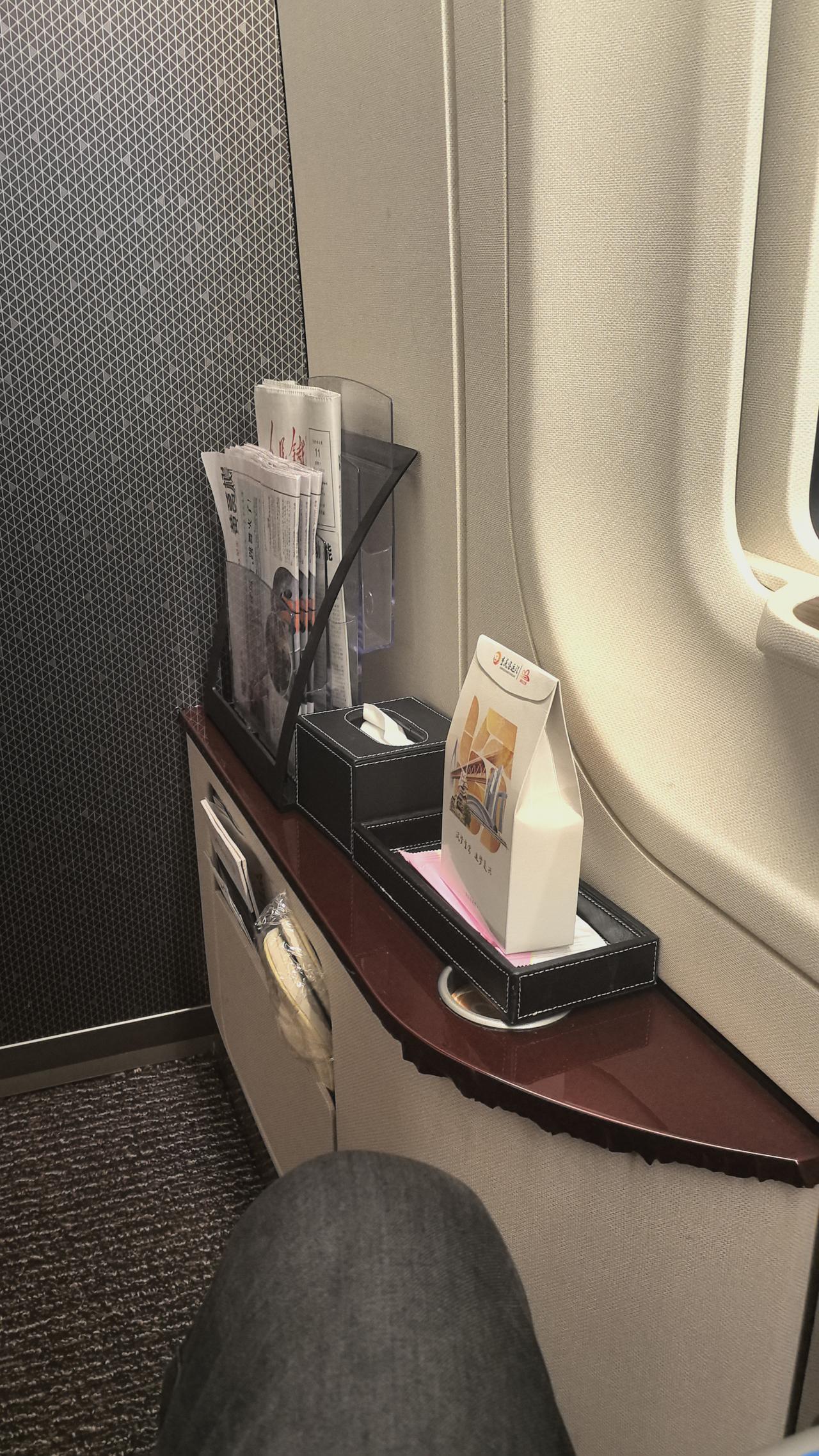 习惯了做事不服输，争第一，从未体验过躺平。

美女高乘送来了茶点，毛毯，眼罩，告