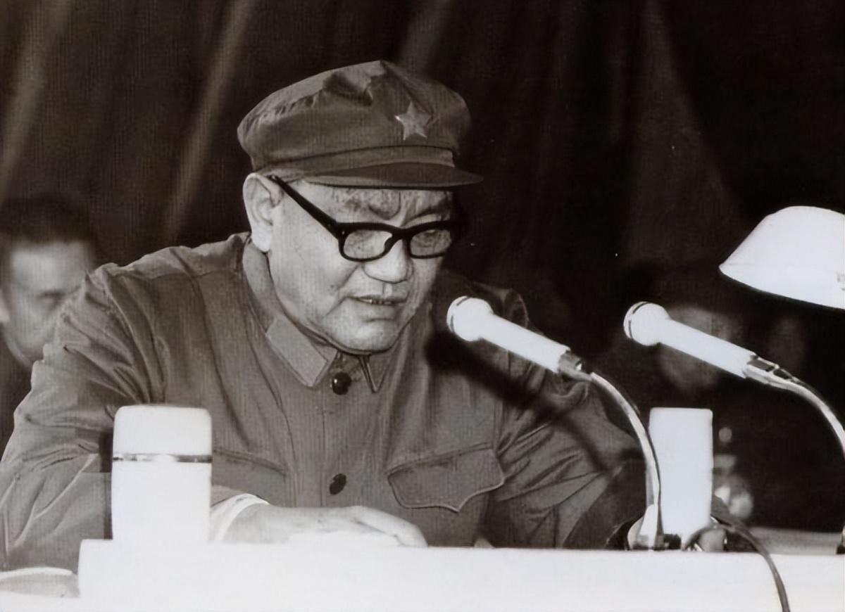 1959年，一个将军回乡探亲，正好撞上哥哥带着全家外出要饭，当地官员却个个都是油