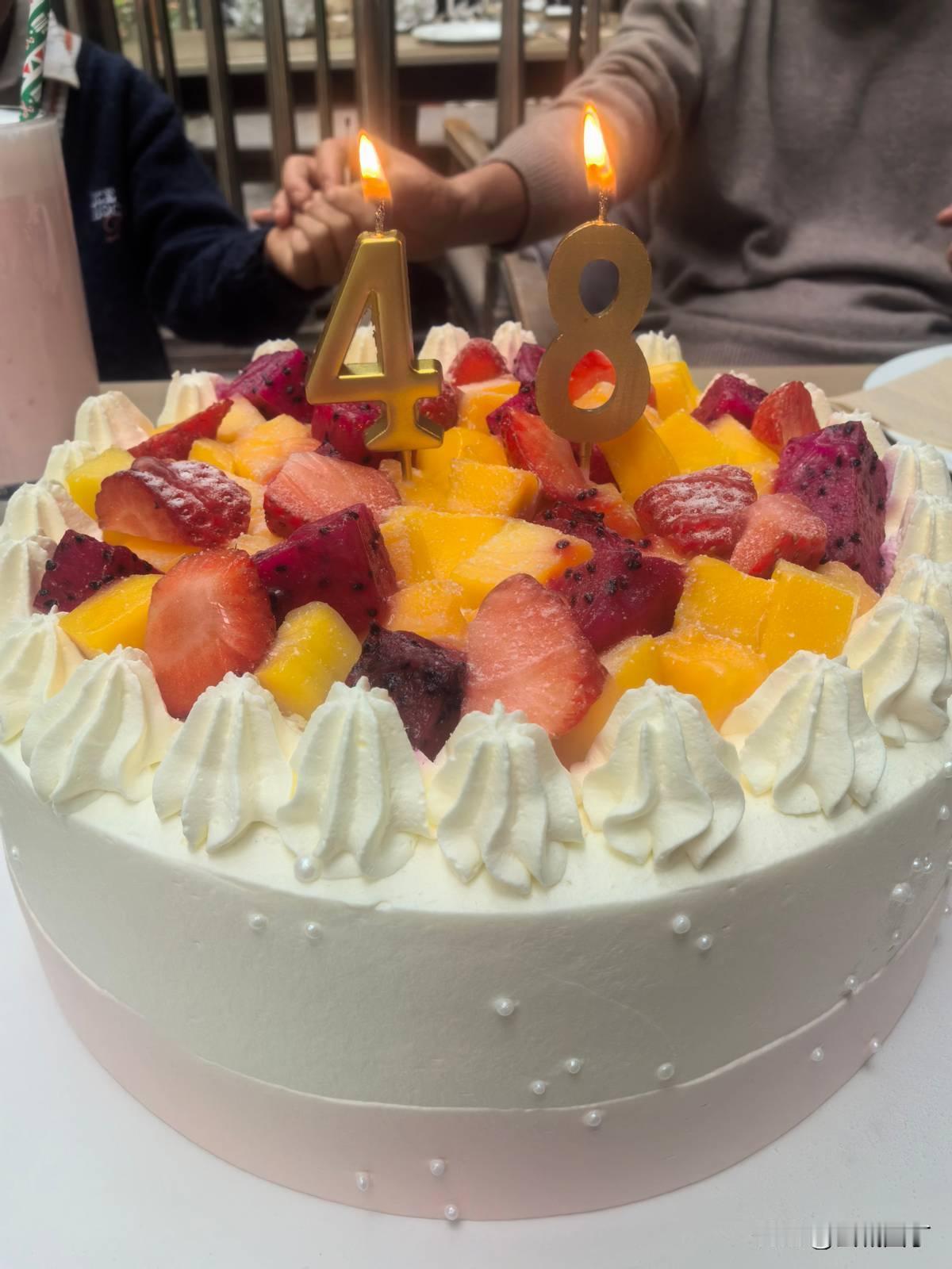 你妈妈过生日，你发了个199.99的红包。
你爸过生日，你只发了6.66。
他回