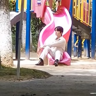 我妈连被偶遇都是在玩幼儿滑梯……… 