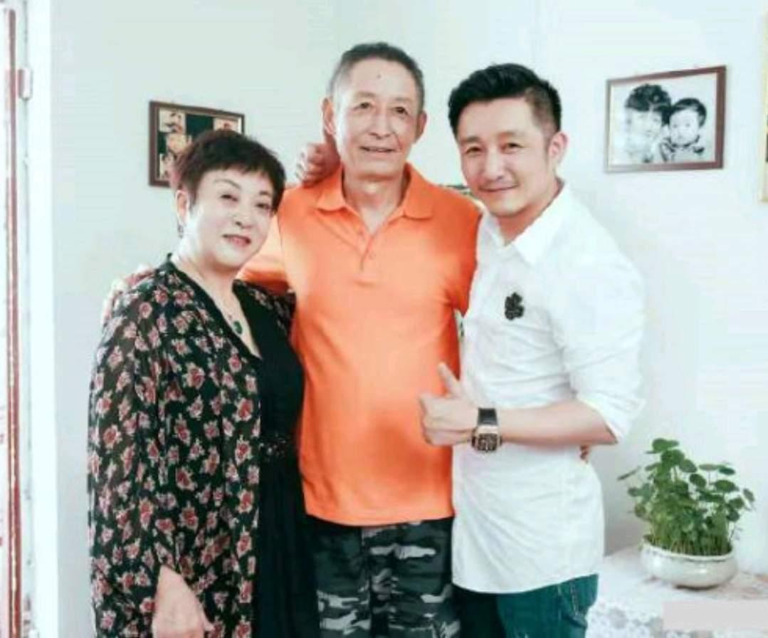 邹市明母亲是坚决不同意他学习拳击的。
他表面答应，可是背地里偷偷学。

最后学成