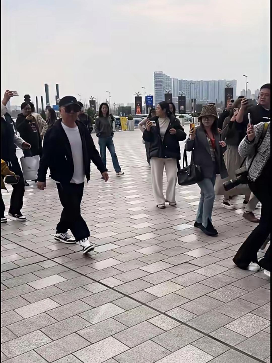 我真的不明白，还有这么多人吹捧这样的人，到底是为了什么?