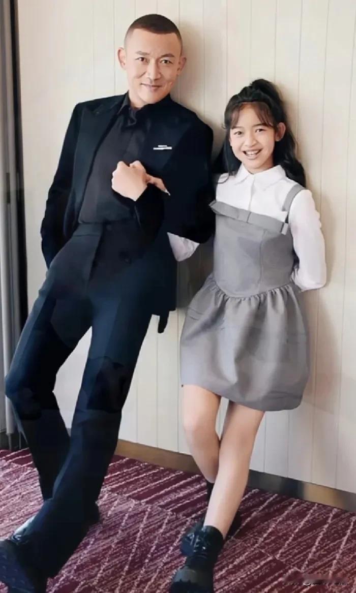 演员聂远和自己10岁的小棉袄在一起，父爱满满，画面温馨，女儿漂亮，可爱，爸爸聂远
