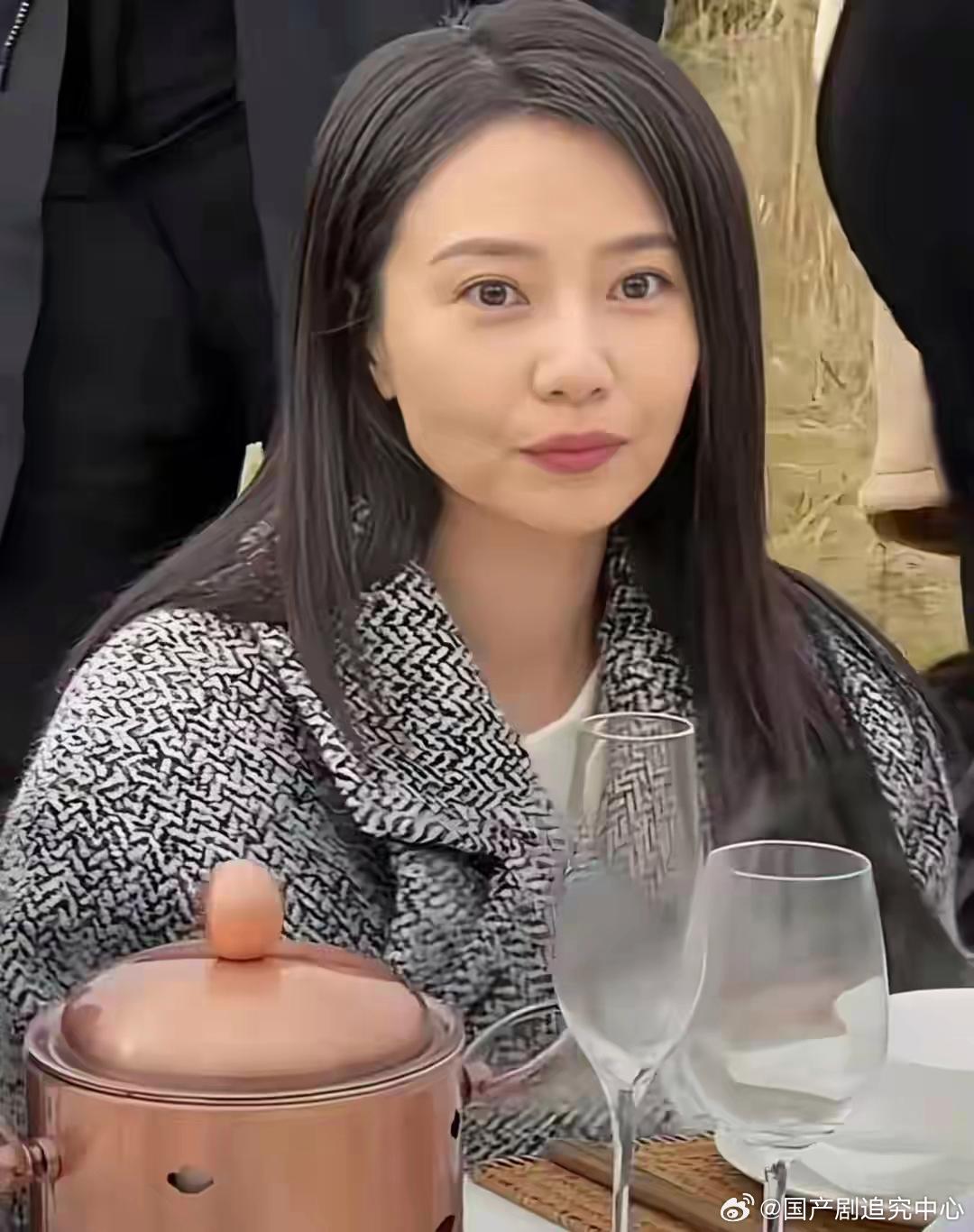 高圆圆年轻时便是美人胚子，底子真好，一眼可见 