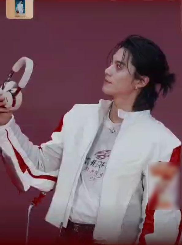 王鹤棣直播超绝镜头感王鹤棣直播的快拍挑战太惊艳，10秒内切换多个pose毫无仓促