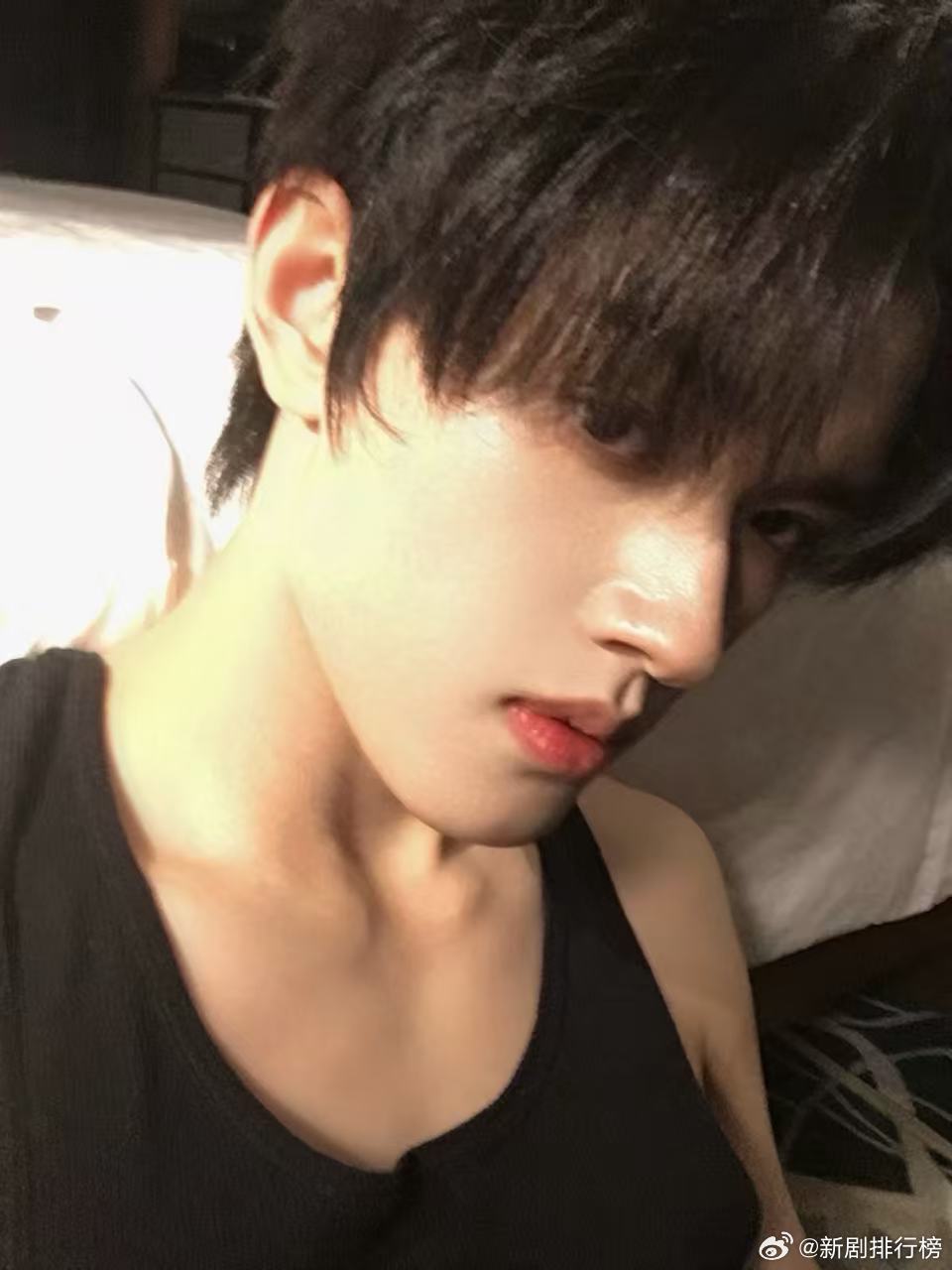 张极黑背心肌肉线条 很难形容有多好看，纯色黑背心凸显优越肩颈，流畅自然的肌肉线条