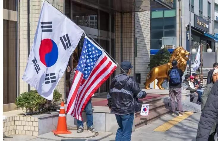 近日韩国到处反华游行，中国到底对韩国做了什么？其实原因很简单:

韩国人为什么越