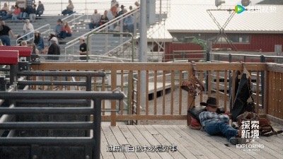 王一博说过度自由未必是好事探索新境 王一博坦言，过度的自由需要警惕。在复杂的社会