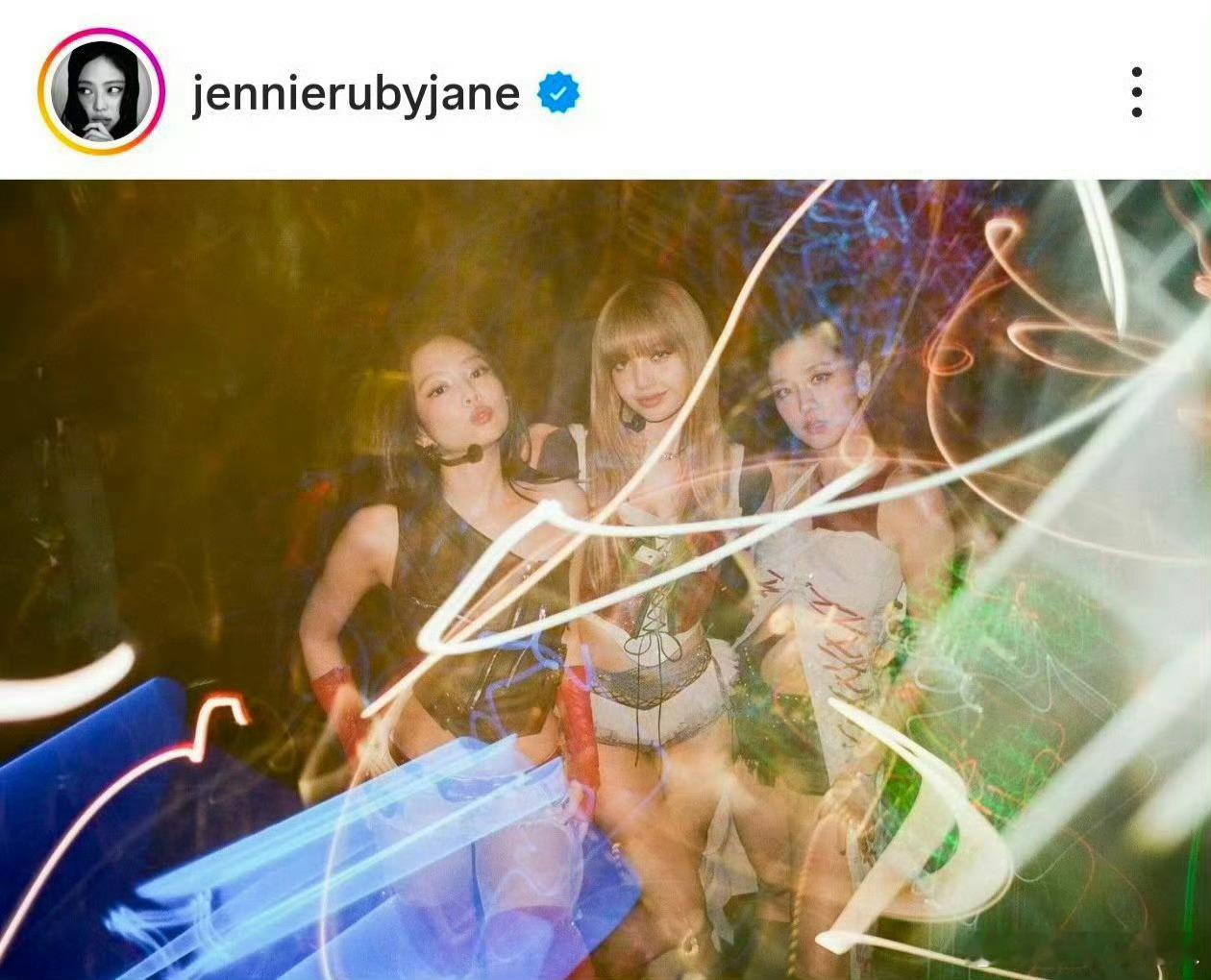 Jennie删掉和朴彩英的合照Jennie连发两条Ins 40张照片，编辑删掉了