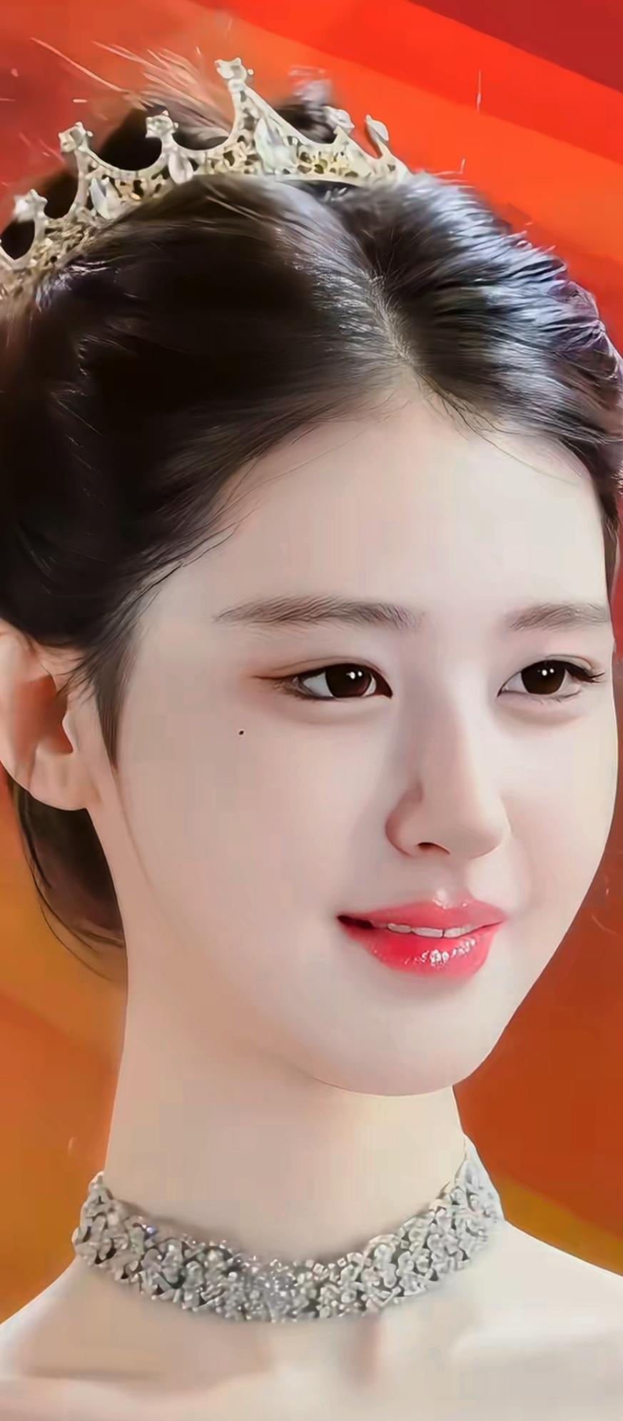 玉冠戴美人，笑靥如花绽。