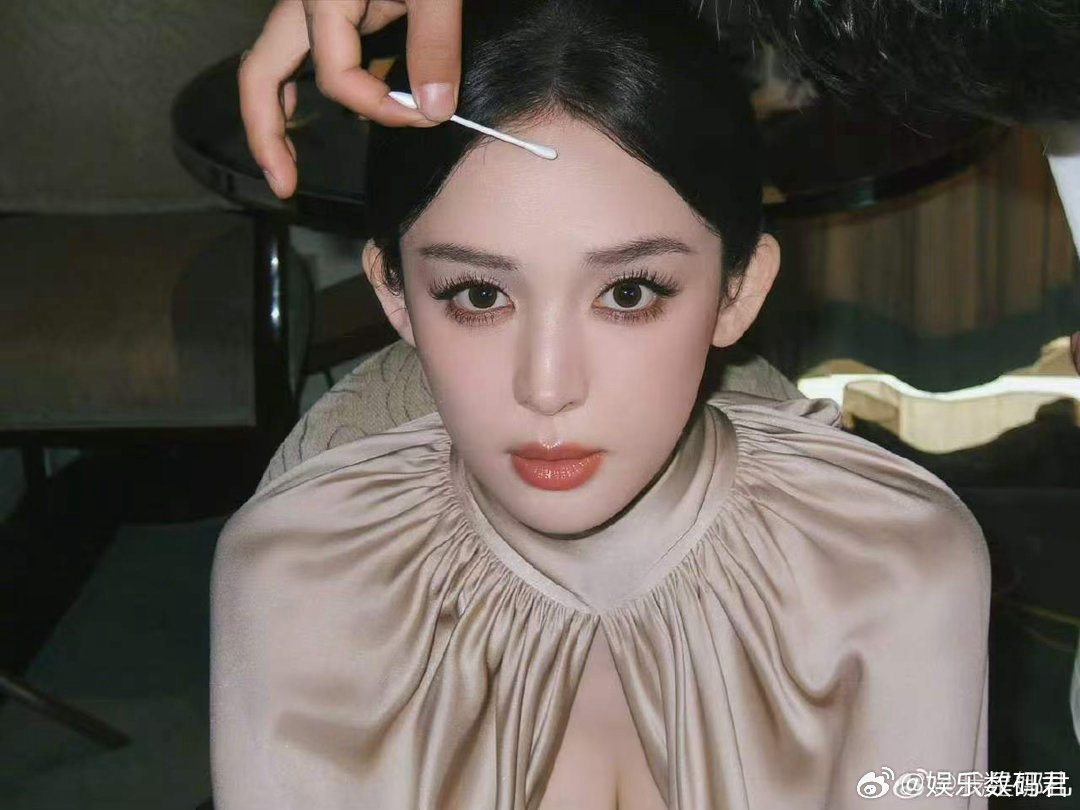 娜扎大帽檐娜扎挂脖羊腿袖造型 娜扎这套挂脖羊腿袖，把复古宫廷风穿出了现代高级感。