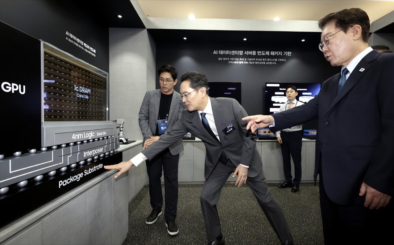 7月2日，韩国总统李在明在三星电子会长李在镕的陪同下，体验智能眼镜及智能汽车显示