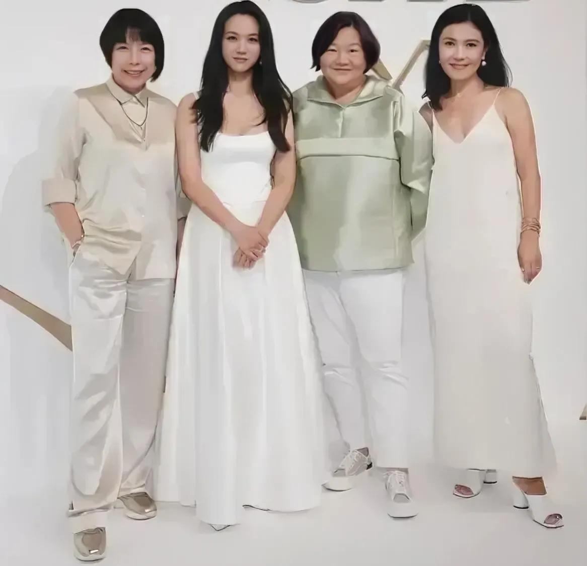 洪荒的颜值气质不输大美女汤唯，能和汤唯同框也是一种底气，竟然自信满满，看不出来一