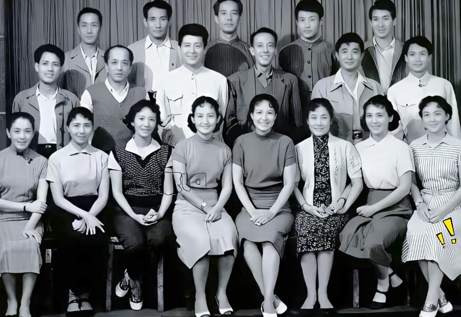 我敢说，能完整认全这张老合影里所有人的，真的寥寥无几。
这是1962年上影演员剧