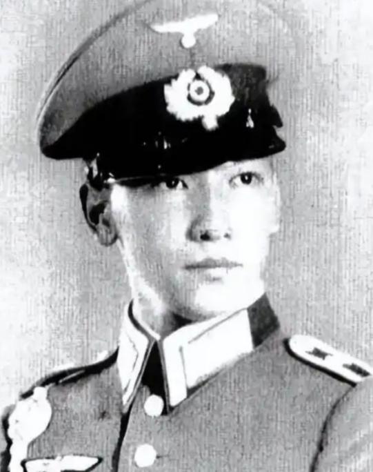 1942年，陕西西安，一列火车上。一个少尉军官走近一位正在看报纸的姑娘，客客气气