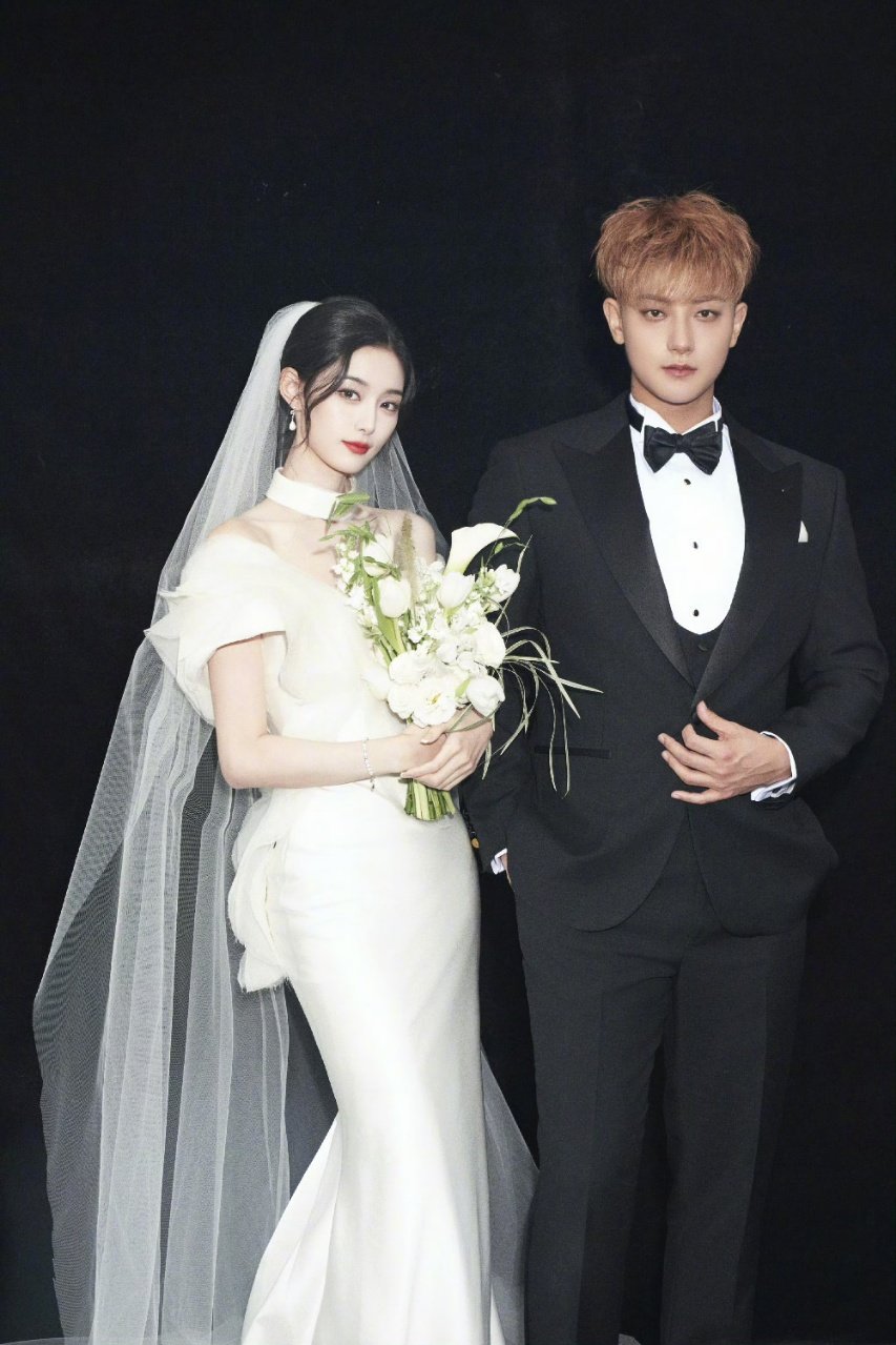 黄子韬徐艺洋婚纱照黄金右脸黄子韬婚纱照颜值回春 让我们恭喜这对旧人新婚快乐~ ​