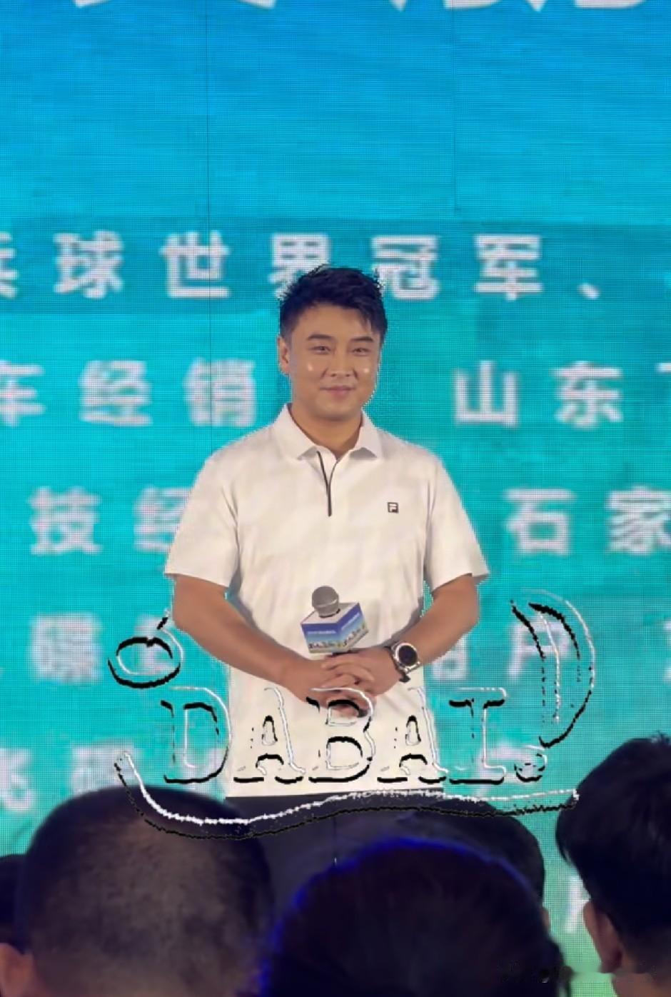 王皓今天去帮五征农用车站台，就是奥运后他接的第一个合作！
说来很奇怪，王皓奥运后