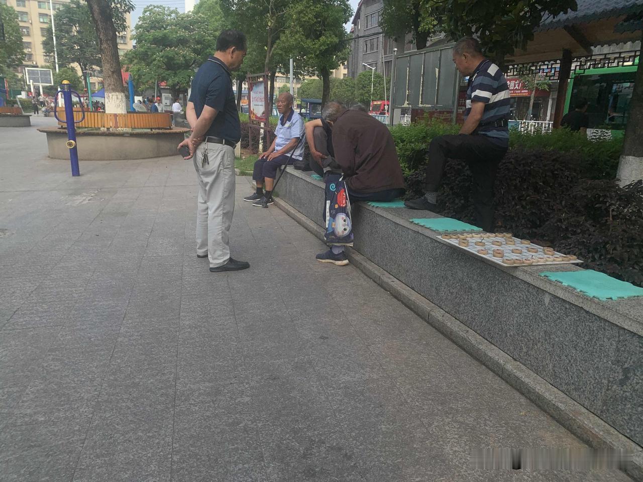 学棋多年，我最爱的不是输赢，而是棋盘里藏着的人生道理。一步棋的取舍，往往就是全局