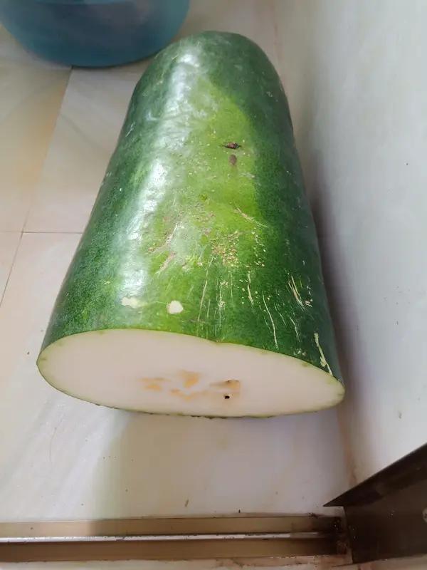 近期，“抱冬瓜睡觉降温”这一说法在社交平台迅速走红。不少网友把冬瓜当作天然凉枕，