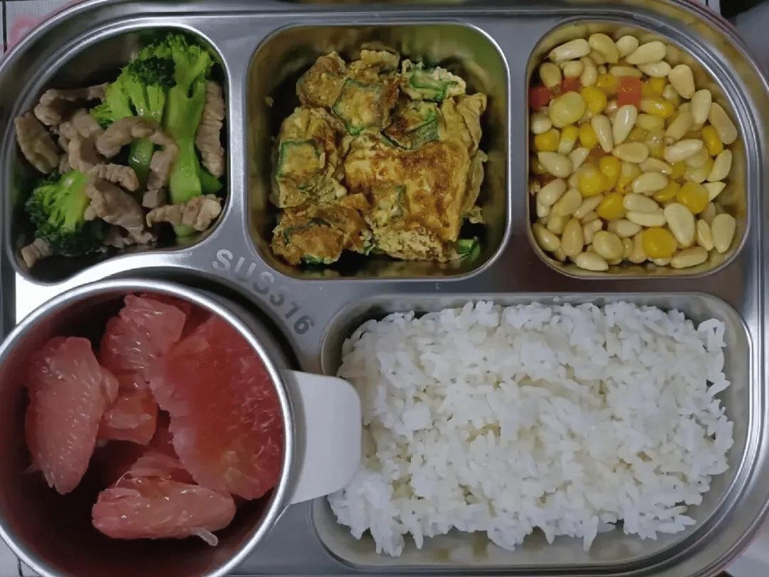 “早上六点起来给娃做便当，晚上接放学还得带点零食垫肚子，就怕他在学校没吃好”——