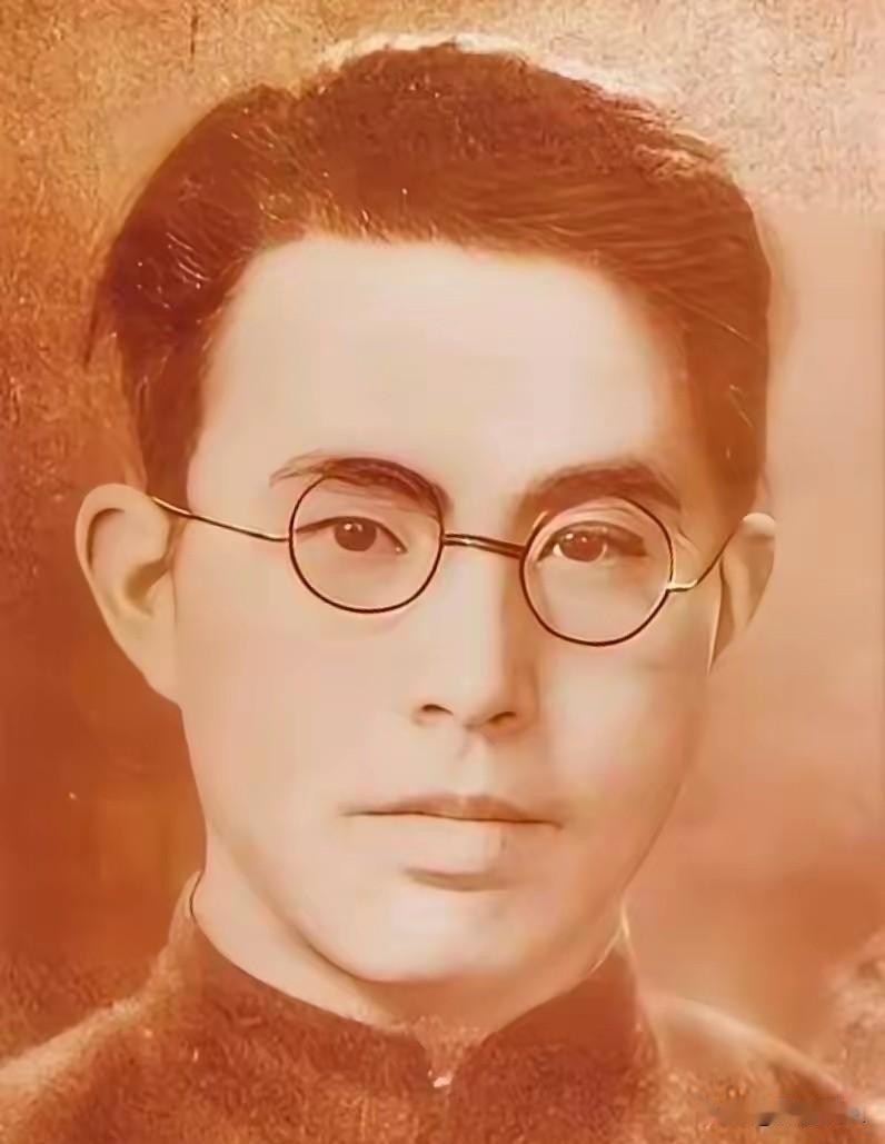 1942年，地下党郑文道求死未果被日军囚于医院。护士换药时总多给一张纱布，他猛然