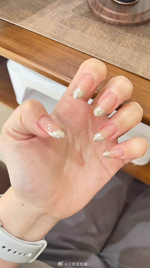 很离谱的美甲师又丑又难看手还给我弄坏了就这么简单的款式坐三个小时 