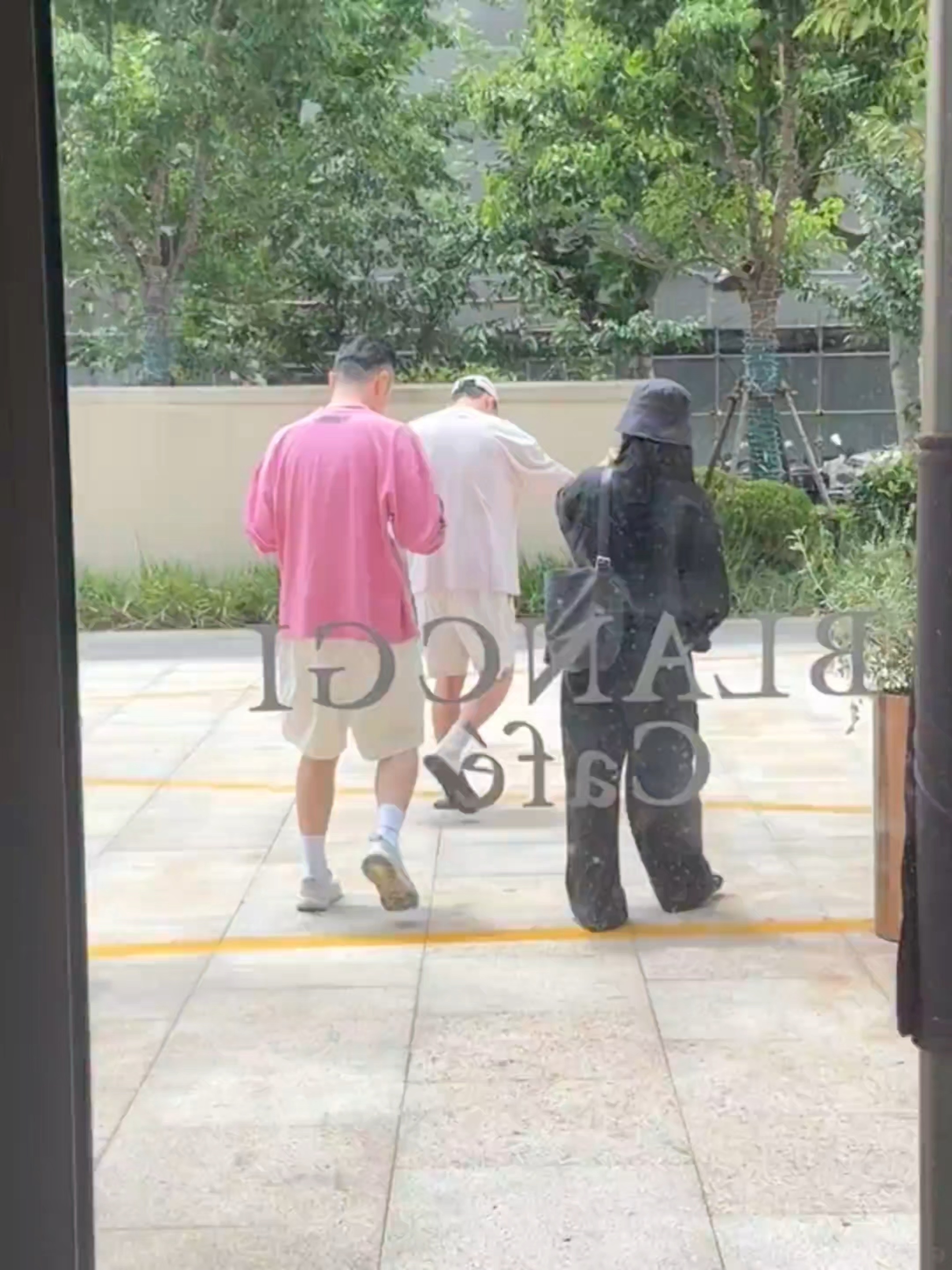 今天是三人行➕小公主看来我鱼休假也在工作
