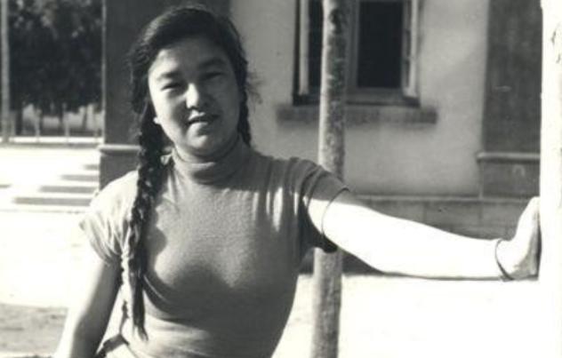 1955 年，北京作协大院，一个45 岁的男人死死盯着楼下做操的女子，她22岁，
