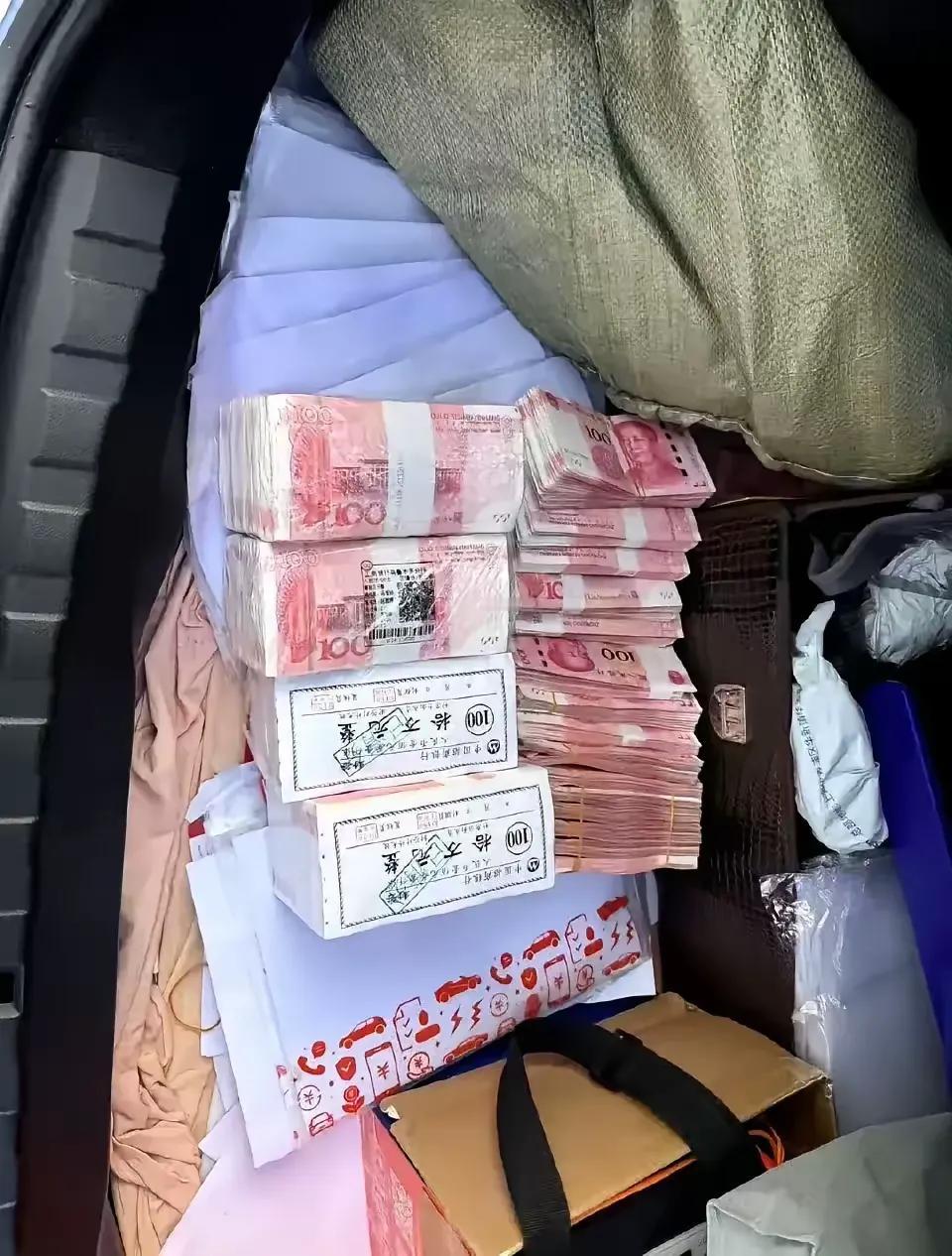 朋友和人起冲突，被打掉三颗牙，封了六针…
因为始终没有还手，后来选择和解，获得了