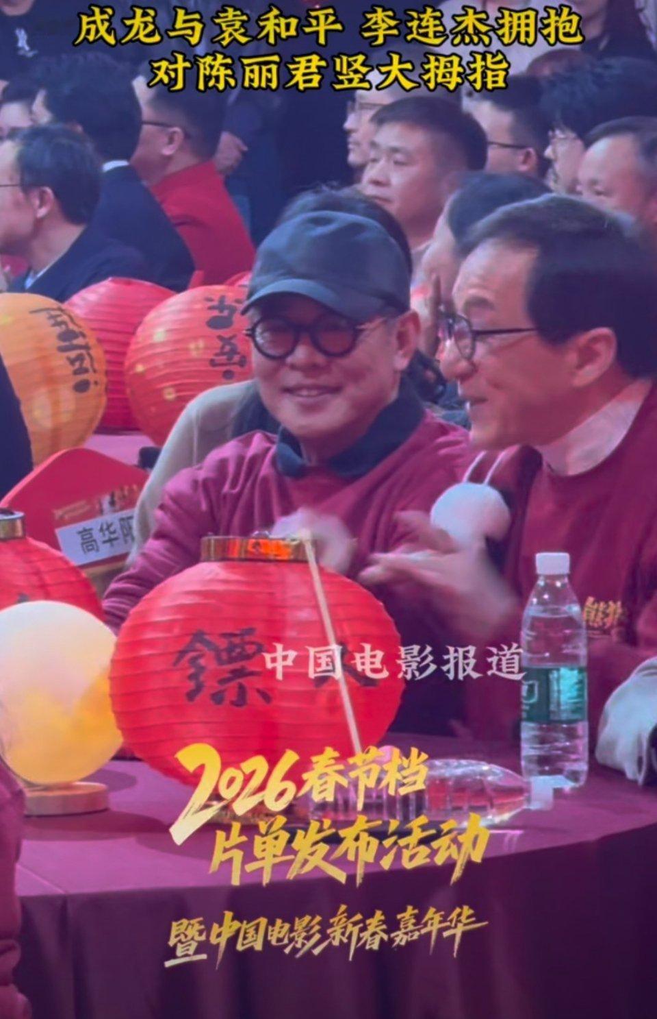 成龙李连杰拥抱成龙李连杰这俩人的电影陪伴我整个童年，他们代表着一个时代成龙李连杰
