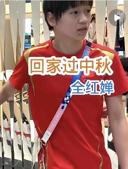 中秋当天，全红婵骑电动车载奶奶，给邻居分月饼，白T恤下胳膊青筋凸起，体脂12%，