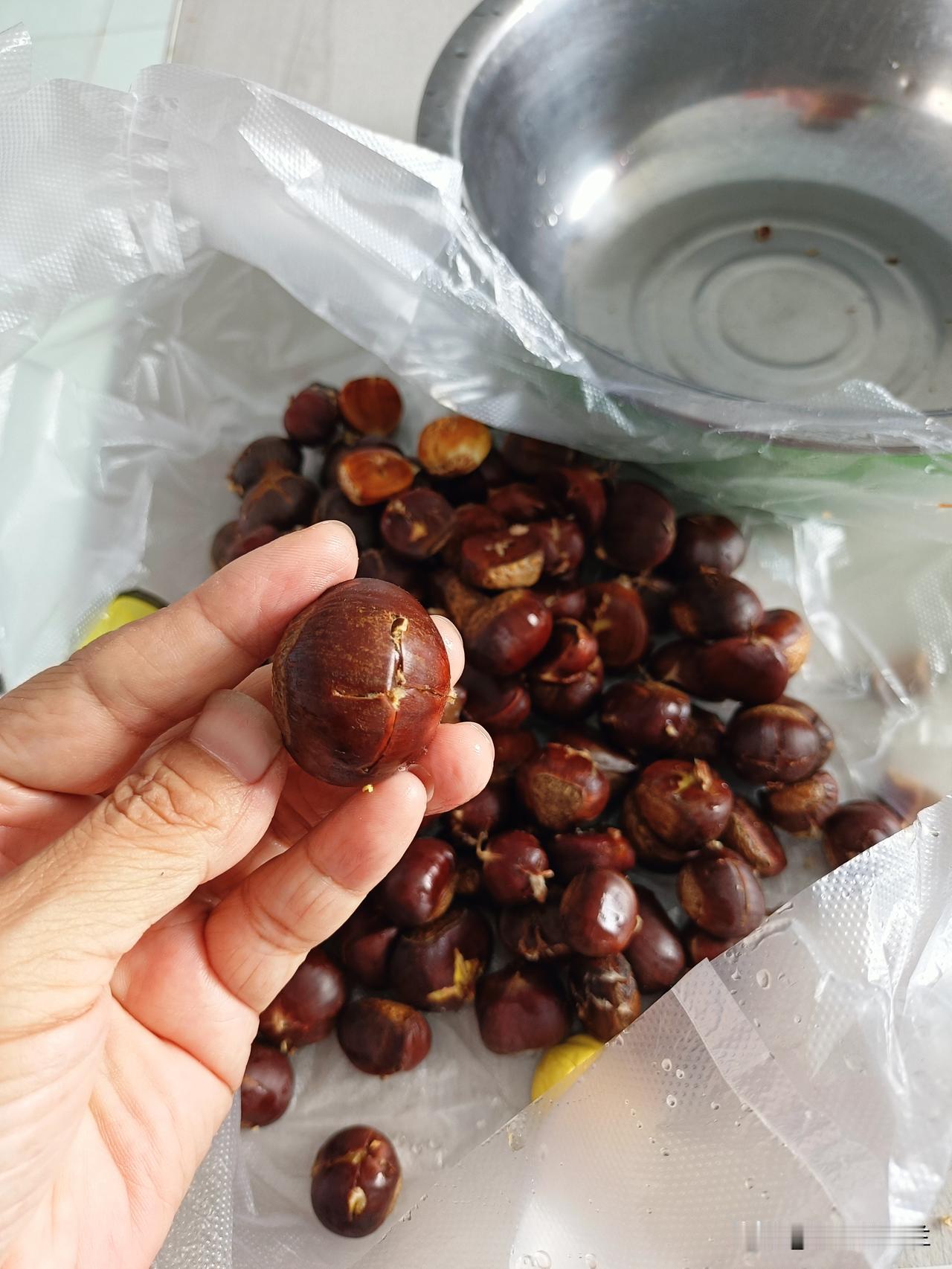 可剥栗子发愁了，赶紧问了一下豆包，看了个小妙招，特意学习一下怎么剥栗子，用这个方