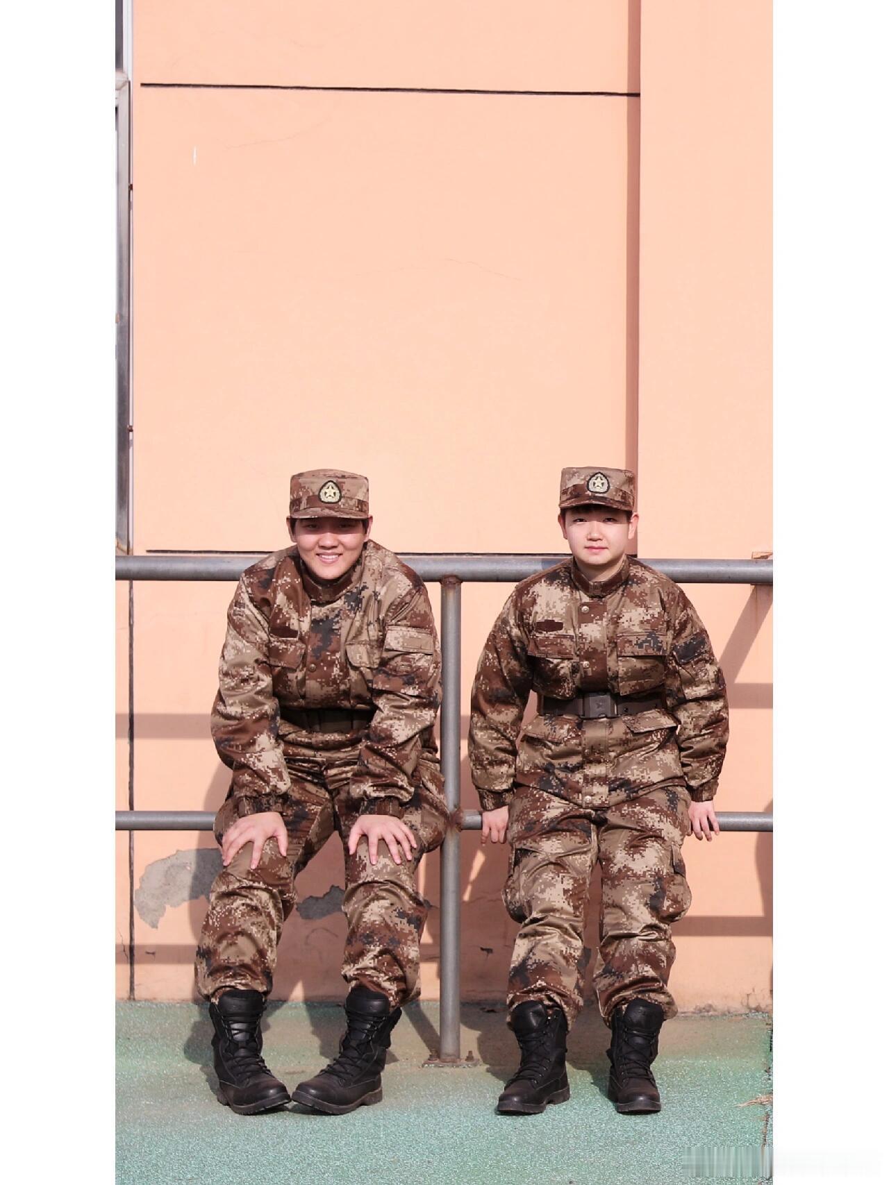 捡两张军训莎，老师我们莎莎手套带着好像有点大了孙颖莎 