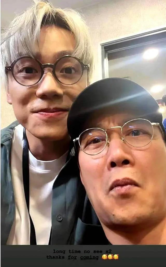 #陈奕迅下巴受伤后首露面##林家谦晒与陈奕迅自拍# 14日晚，林家谦晒出与陈奕迅