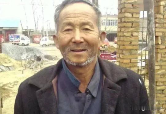 1992年北京，一名47岁流浪汉因无暂住证被送入收容所，填表时警察看到名字等个人