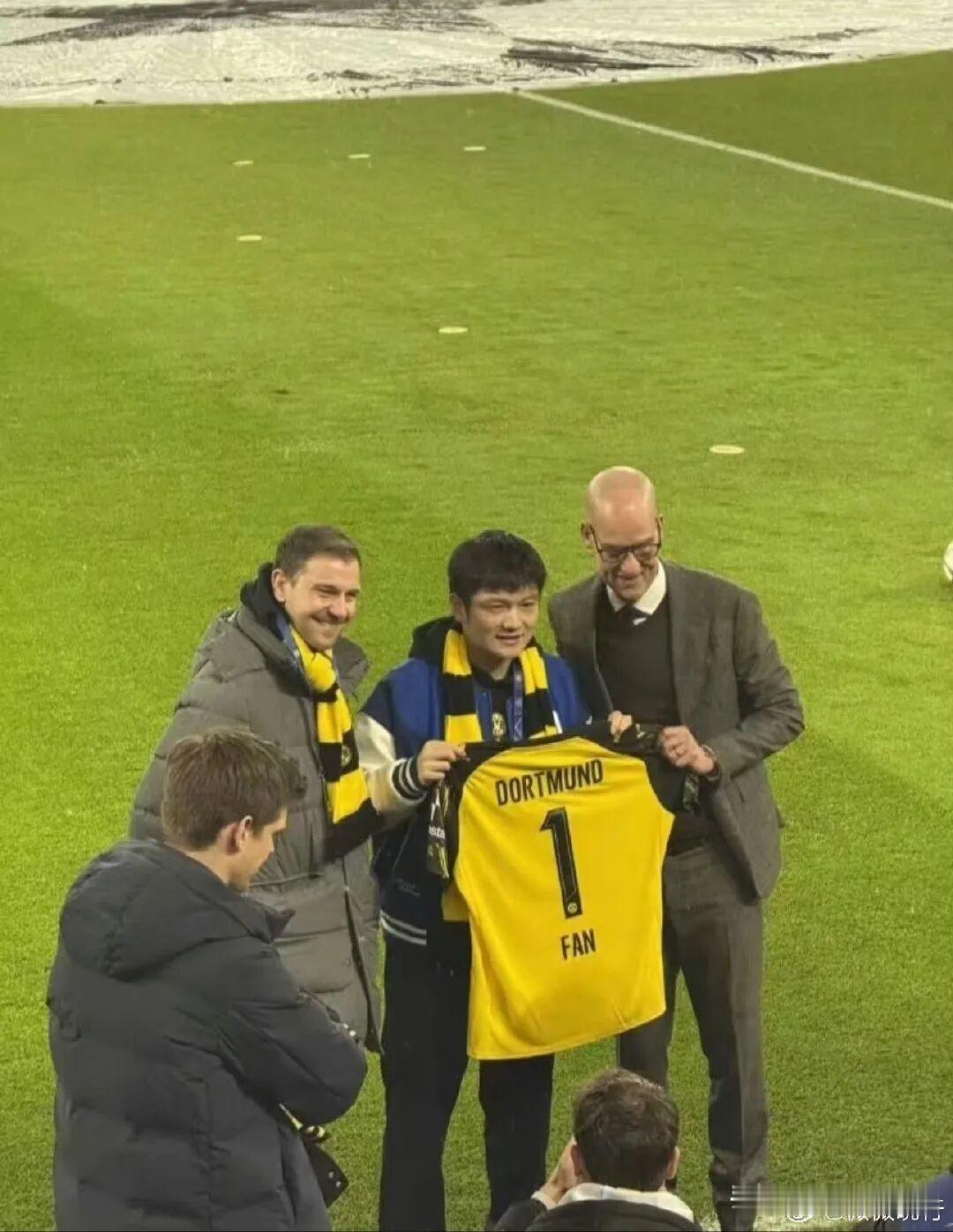 这不就是多年前我们喊得震天响的“冲出亚洲走向世界”该有的样子吗！樊振东在德国这么