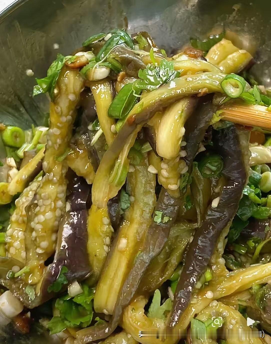夏天只要家里有茄子，外婆就会给孩子们做这个，好吃就在这勺酱
 茄子无敌好吃的做法