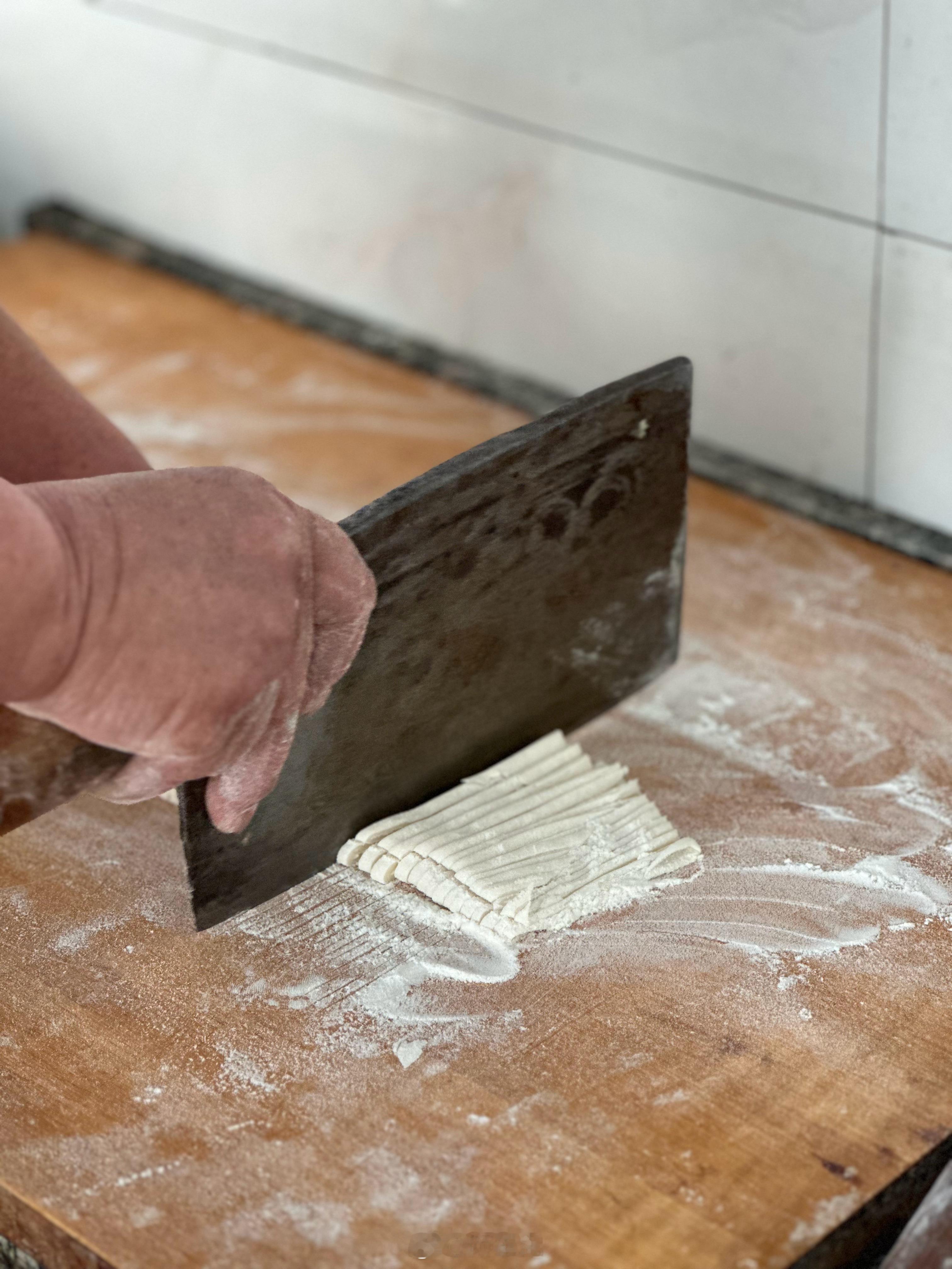 今天春联贴完、火笼堆好晚餐我妈做了最拿手的手擀面条佐以香味浓郁的羊肉臊子，甭提多