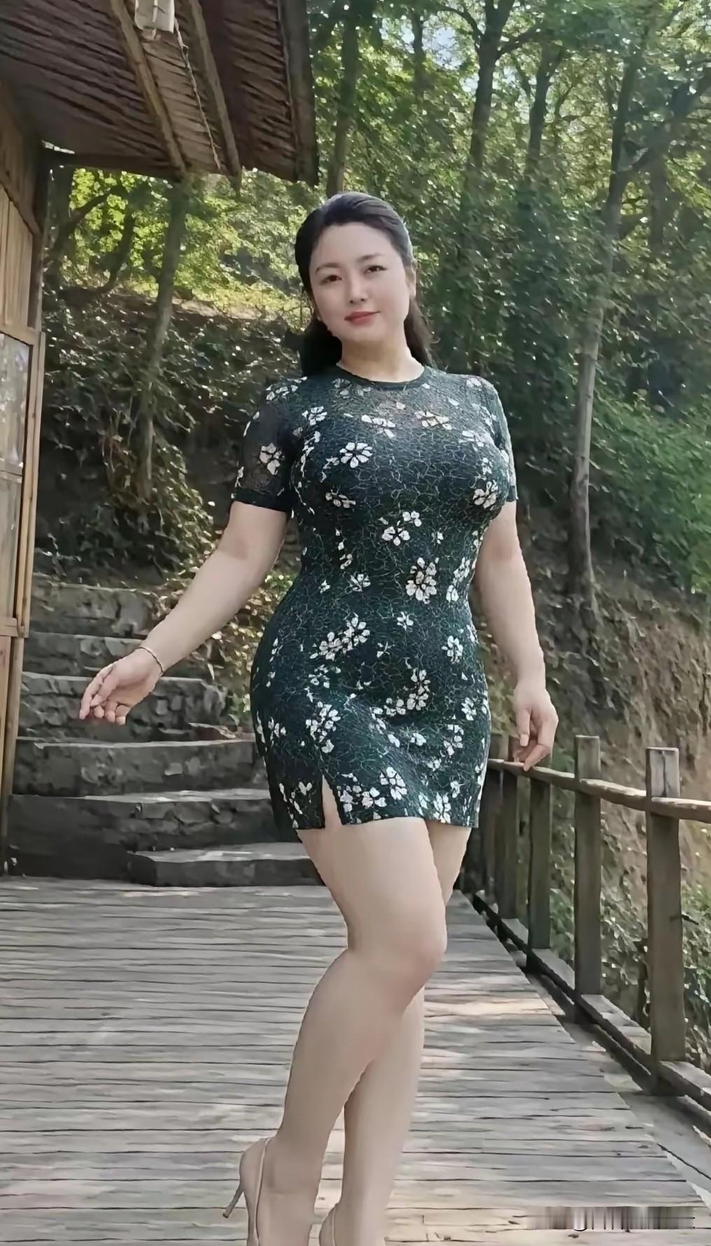 清平乐·山亭缓步
 
山林风软，木栈春光漫。
花袂轻摇姿态婉，一笑风华自现。
 