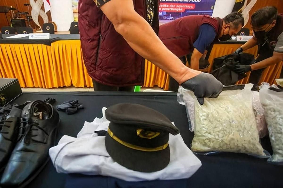 简直难以想象！机场专属机组通道成为运毒捷径，马航飞行员吸毒执飞，夹带 25 公斤