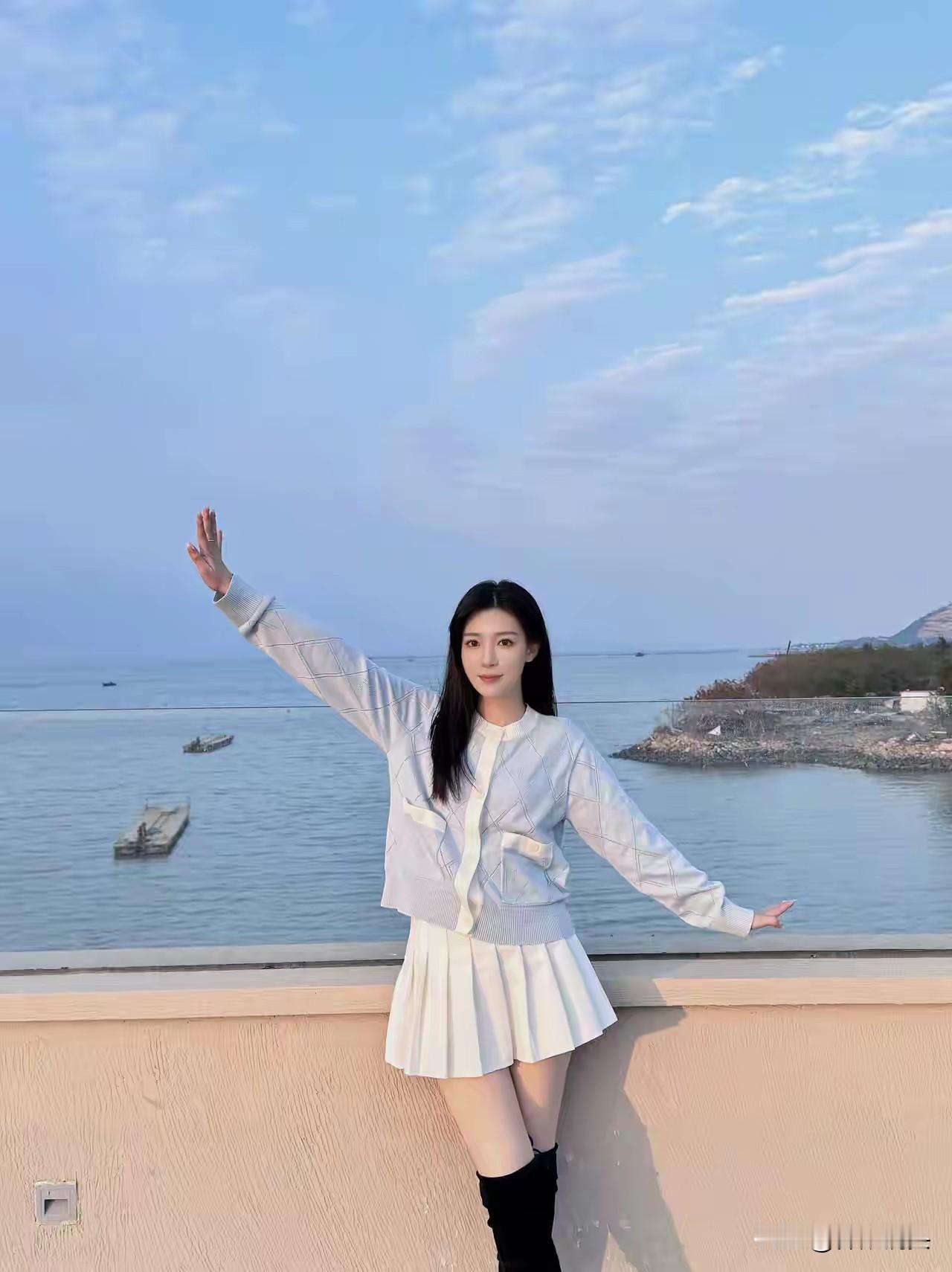 海边少女，微风轻拂，自由自在！🌊👗💃