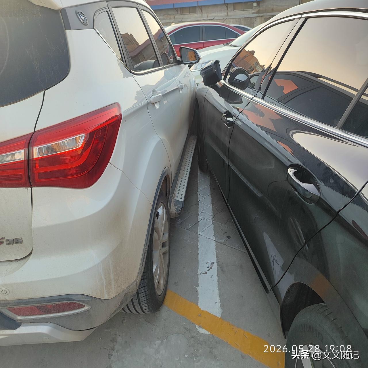 疲惫不堪的下班
想着去信誉楼看看
停车场车很多
好不容易找了一个停车位
心不在焉