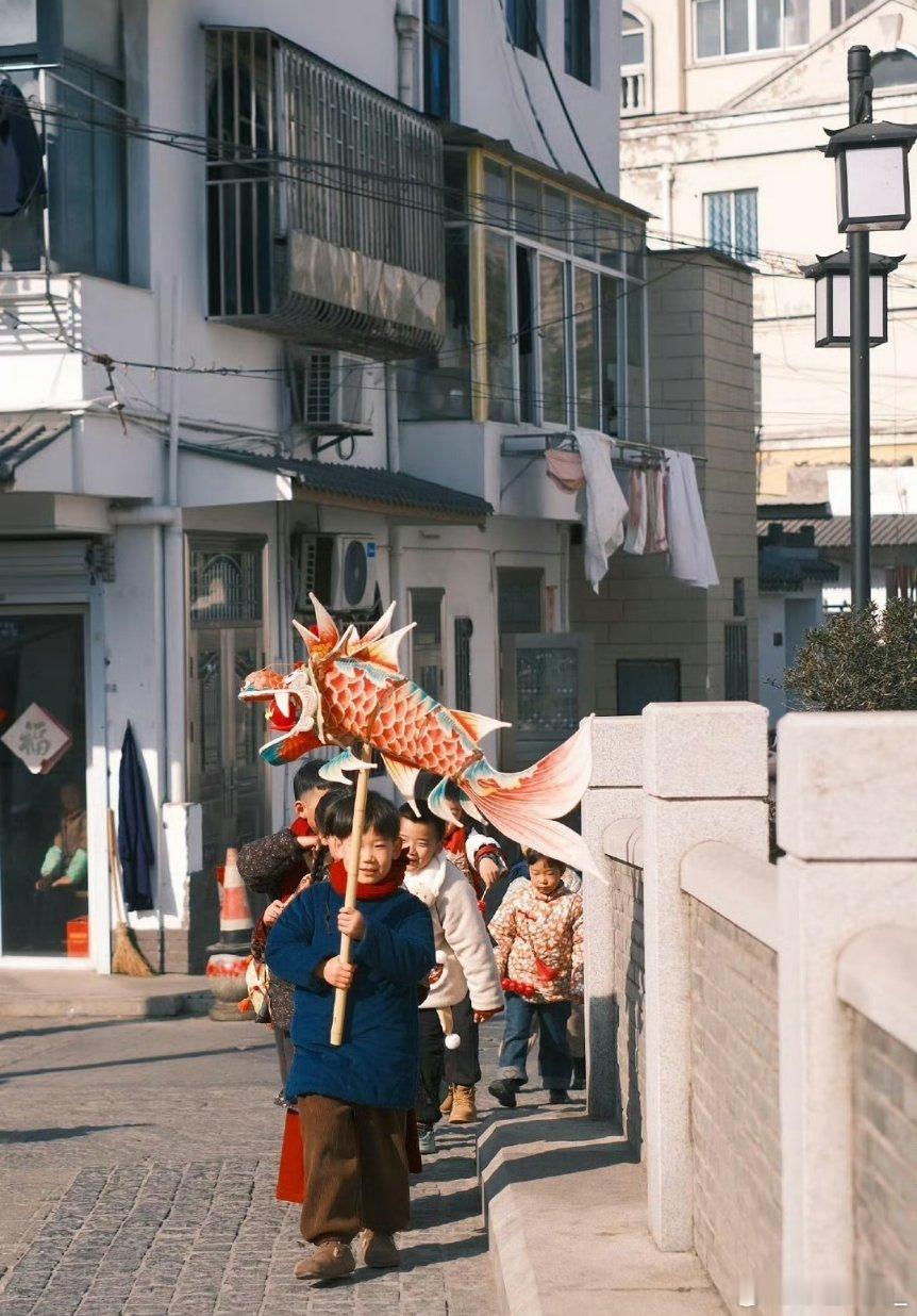 年轻人在玩一种新年味 孩子们一起放花灯，去集市热热闹闹的买春联，购年货何尝不是一