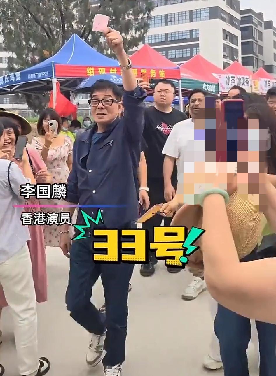 演员李国麟终于吃上了莫氏鸡煲！
香港演员排队吃鸡公煲，鸠摩智，你要小无相功的绝招