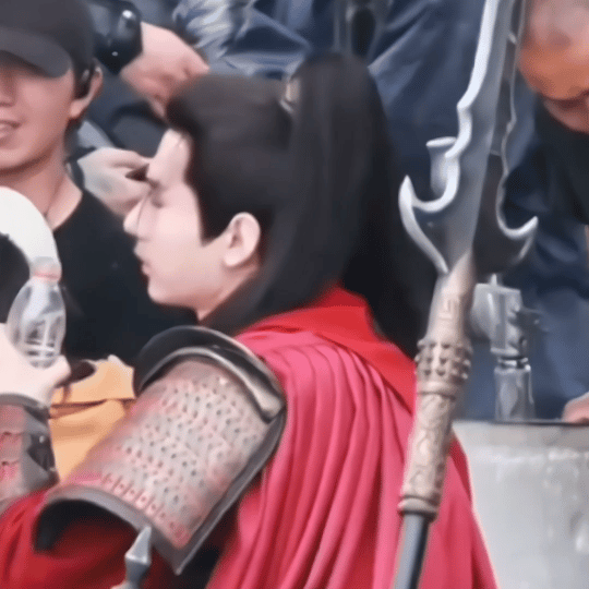 上午一杯咖啡，下午一杯奶茶，晚上一杯酒，怪不得我年后状态这么差，还长了几斤哎，我