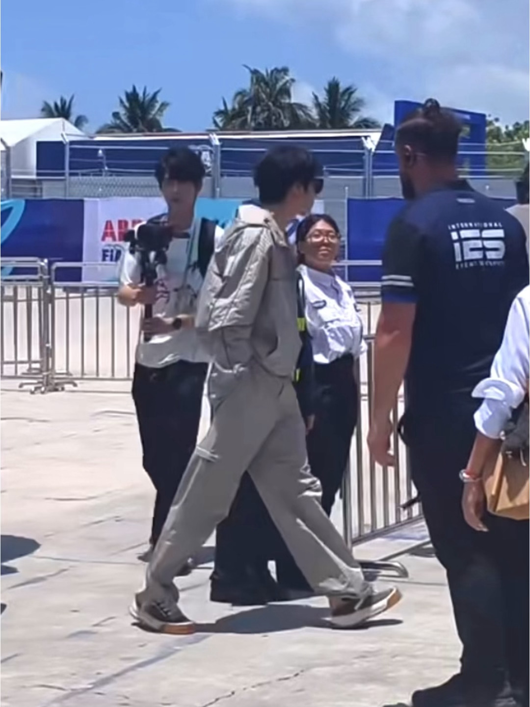 咳咳穿着LV出现惹刘耀文 fashion item