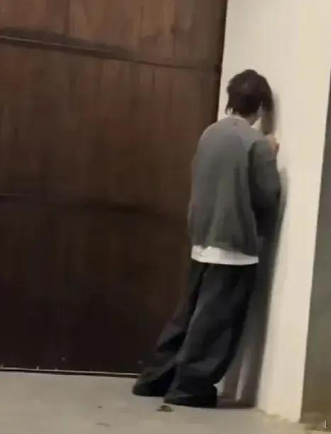 《披荆斩棘》石凯这是又咋了？三更半夜的敲门谁也不给他开！犯啥错误了？太丢人了，捂