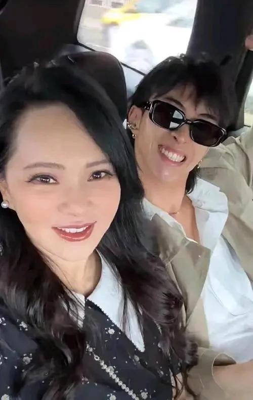 伊能静儿子恩利时隔多月再次穿女装，并且晒出视频和配文“she's back”。恩