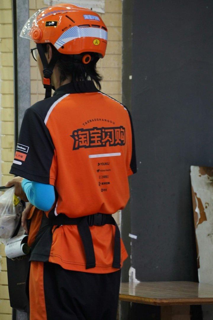 装备很齐全的小哥安静等餐 ing 