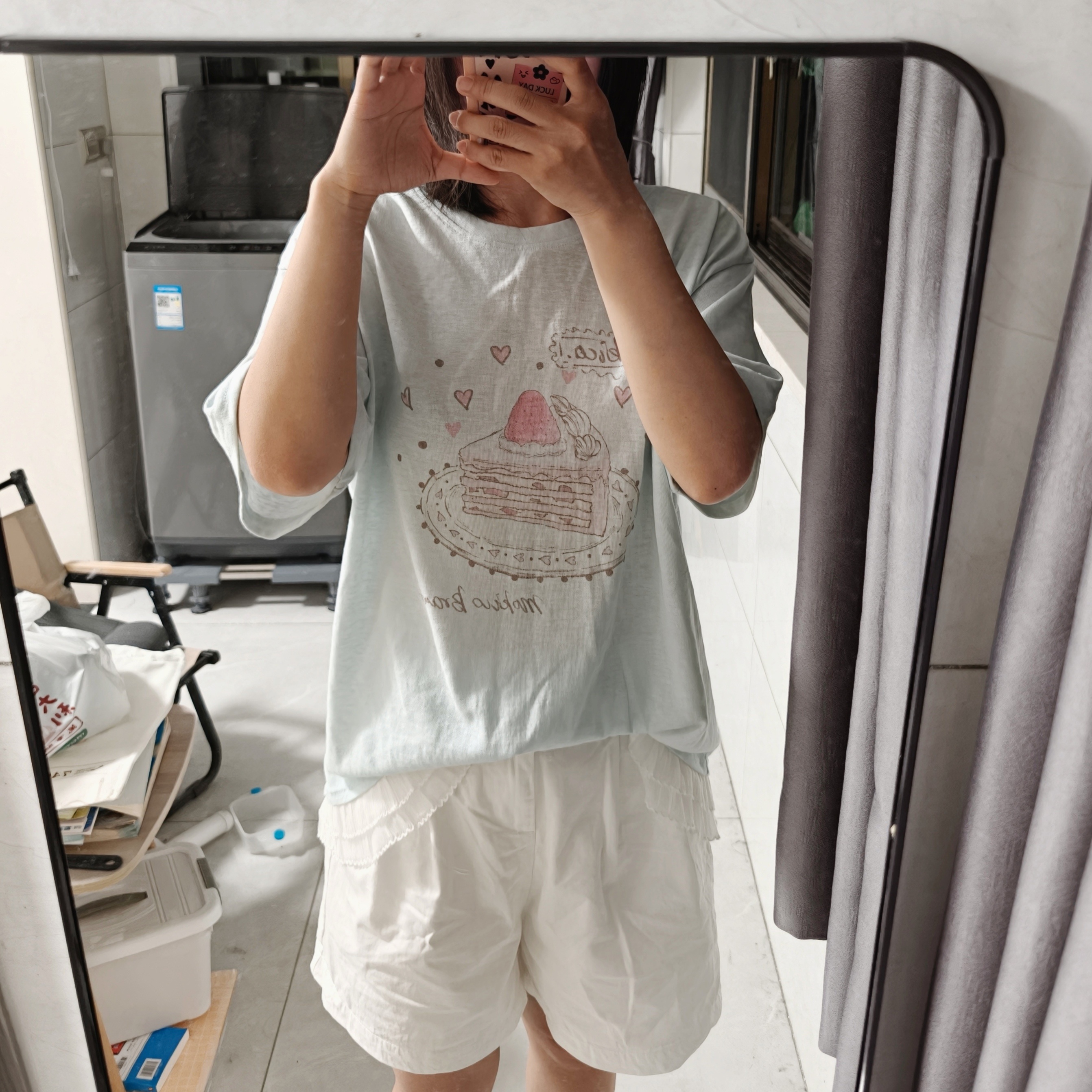 今年夏天唯一一件买了有点后悔的衣服，感觉有点像睡衣也好难搭裤子，带娃将就穿了，还